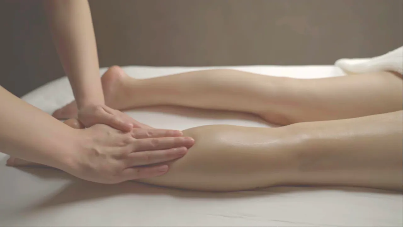 护理师为客人按摩小腿